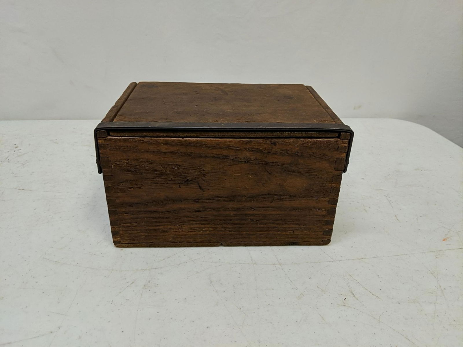Vintage wooden dovetailed cigar box: 9 " L x 6 1/4" W x 5 1/2" T good condition