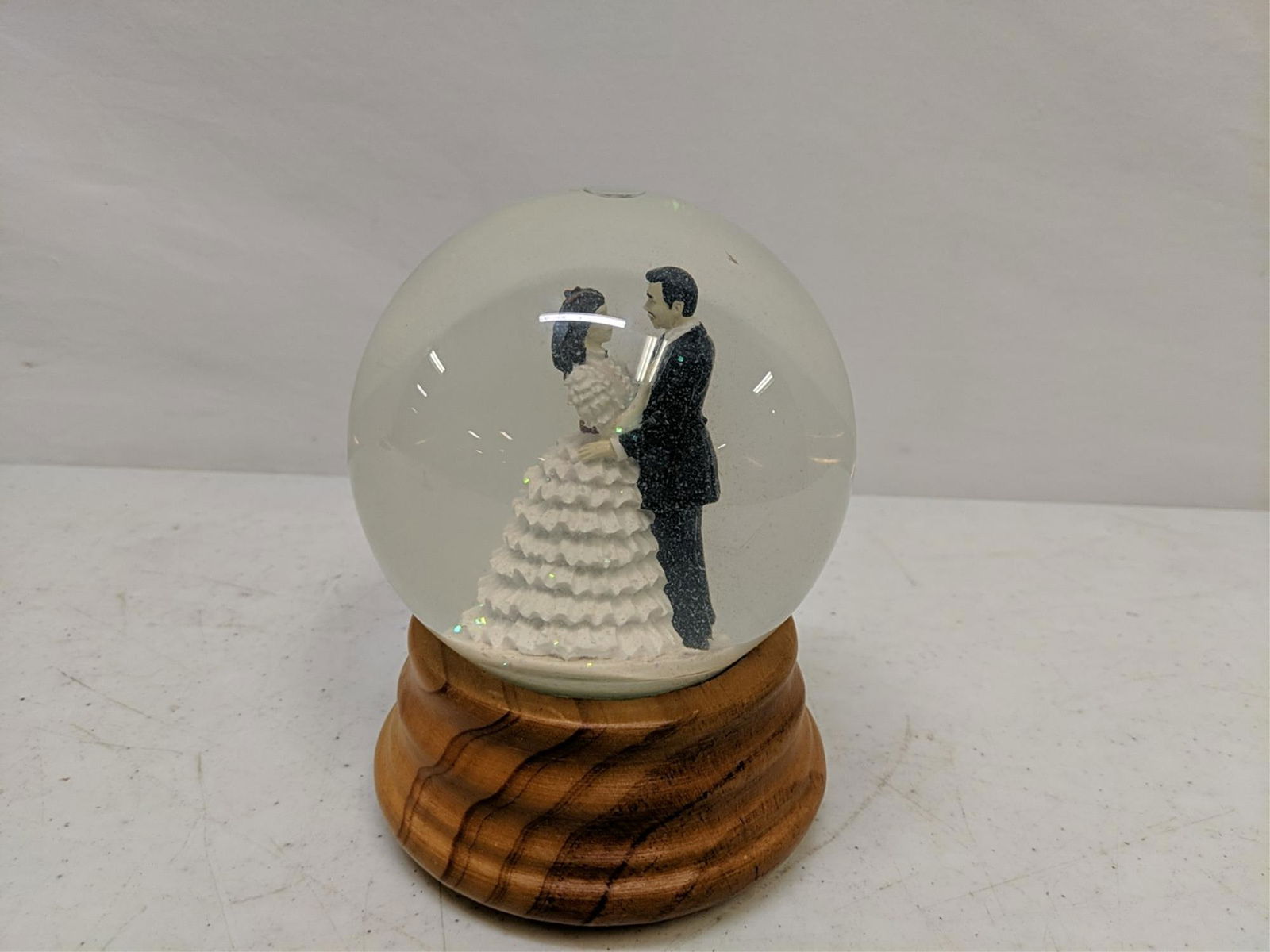 Gone With The Wind snow globe music box: Rhett and Scarlett San Francisco Music Box 6" t x 4 1/2" diameter