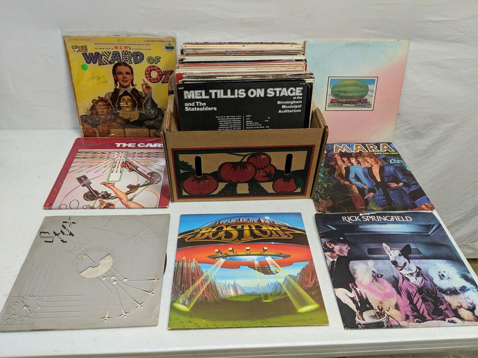 Lot of approximately 90 record albums: country, rock and roll, contemporary assorted artist