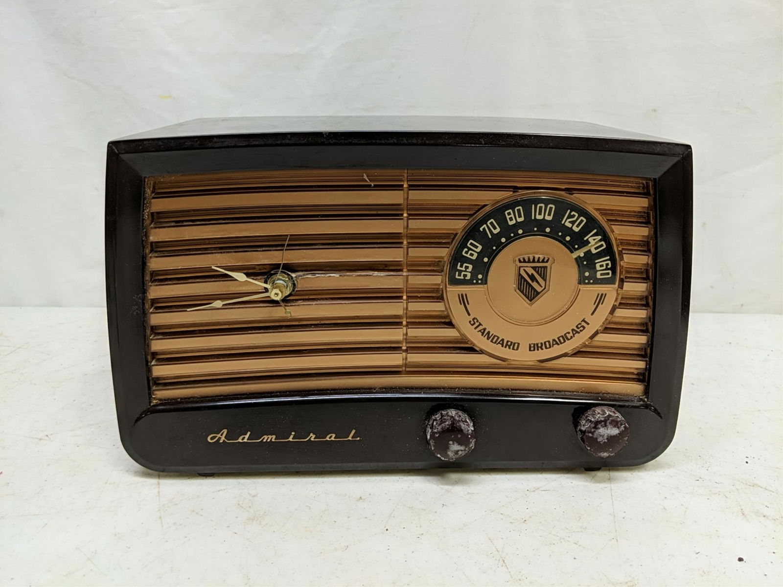Vintage bakelite Admiral Standard Radio (1 of 1)