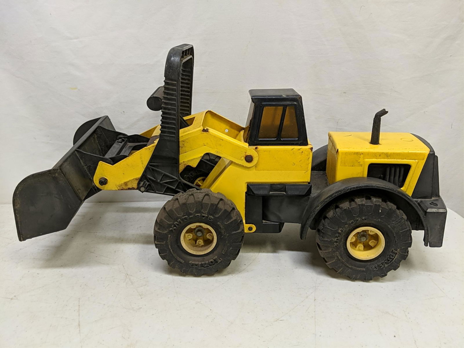 Tonka Front Loader metal with plastic accents (1 of 3)