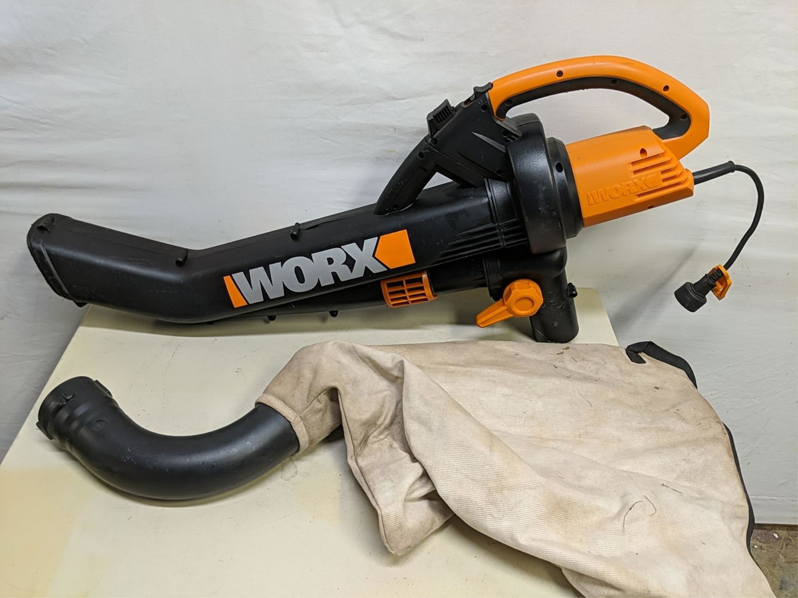 Worx Electric leaf blower (1 of 2)