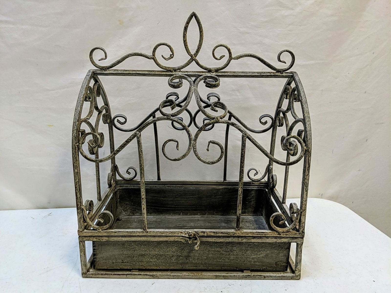 metal decorator planter - Cady (1 of 1)