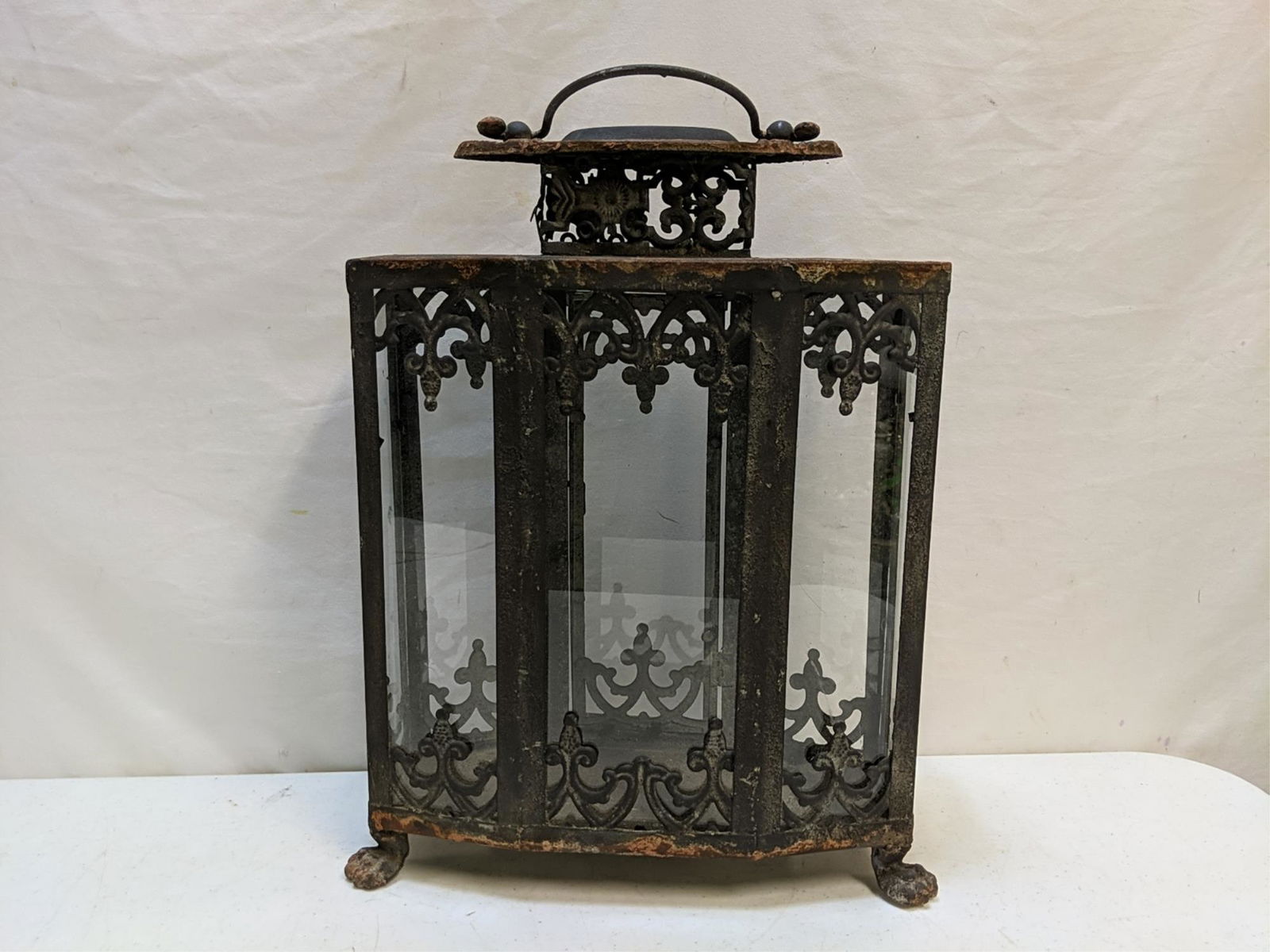 Wrought iron claw foot table top dandle holder (1 of 2)