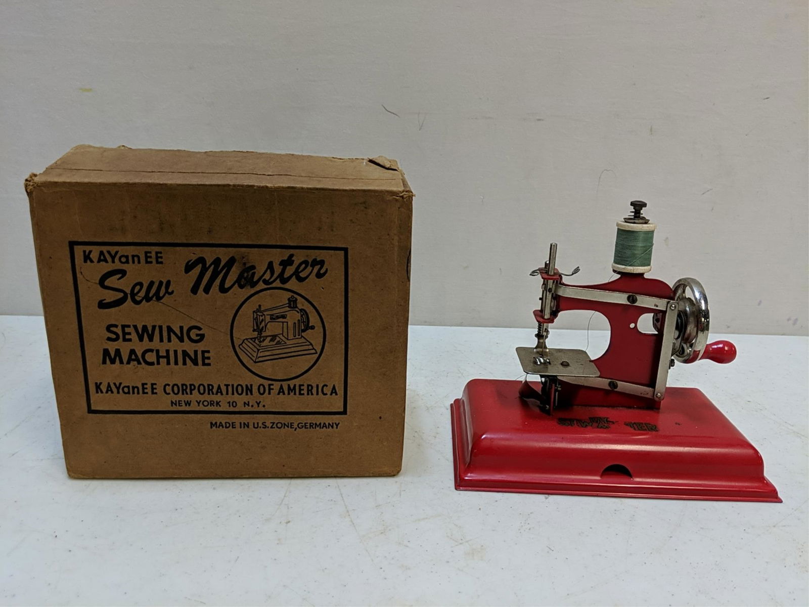 Vintage Toy Sew Master sewing machine (1 of 2)