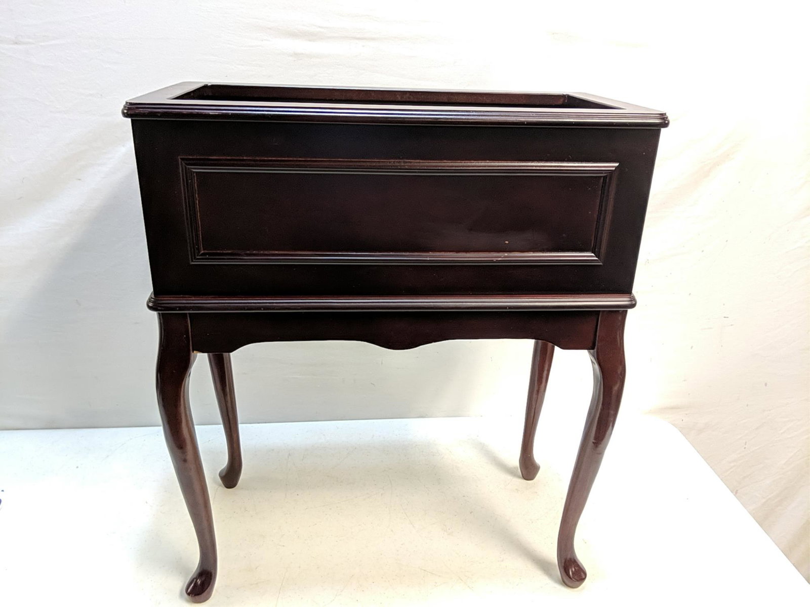 Mahogany planter with queen anne legs (1 of 2)