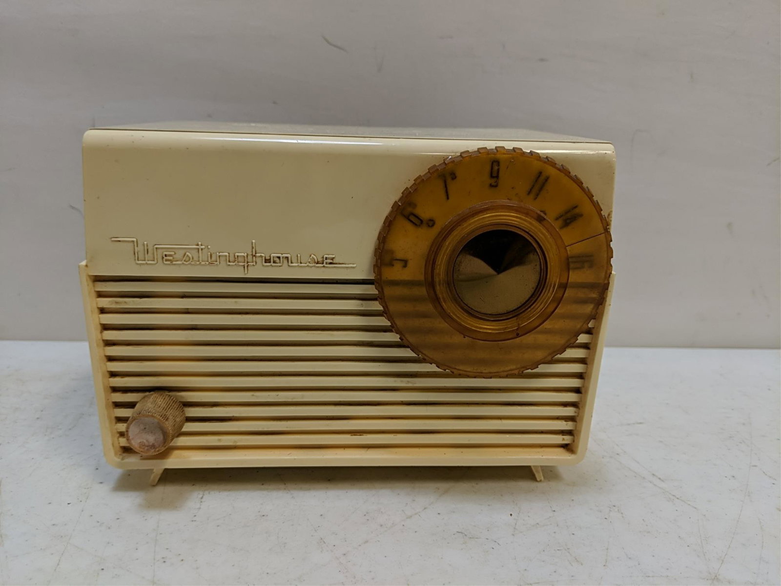 Mid Century Westing House Am Radio: Model H379T5 comes on and hums 7 3/4" L x 5 1/2" D x 5 1/2" T