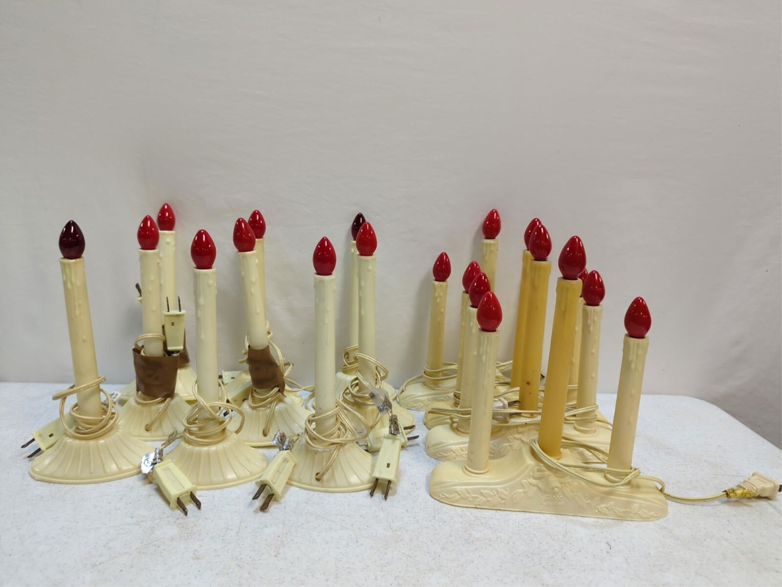 13 Vintage Christmas electric candles (0046) on Dec 04, 2021 Heritage Antiques & Auction in GA