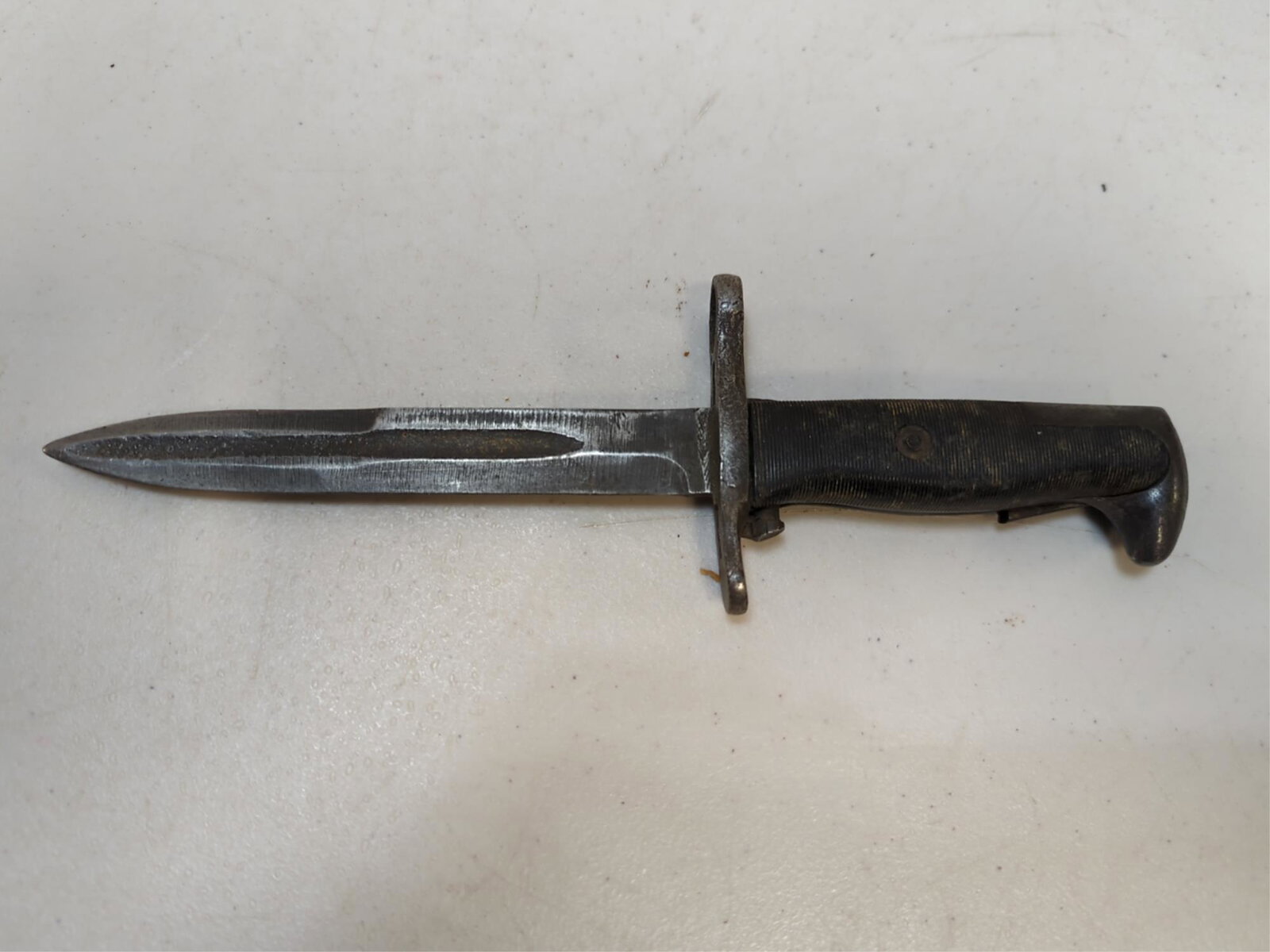WW II Bayonet for M I: small crack in handle 11" L