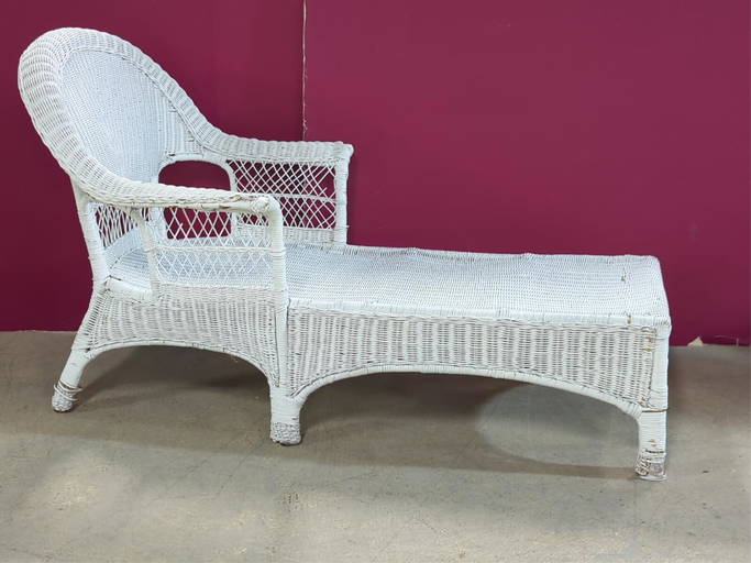 Vintage white wicker chaise lounge (0198) on Feb 05, 2022 Heritage