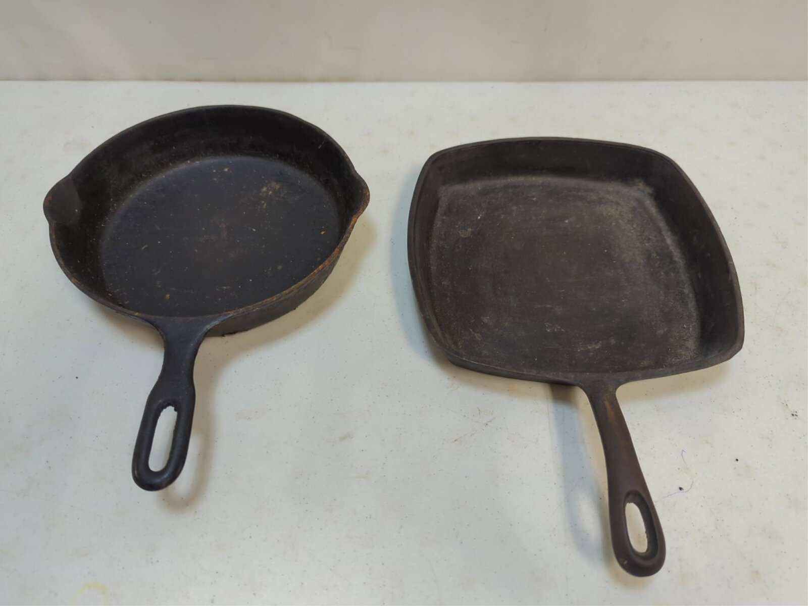 Set of 2 Cast Iron Skillets (1 of 1)