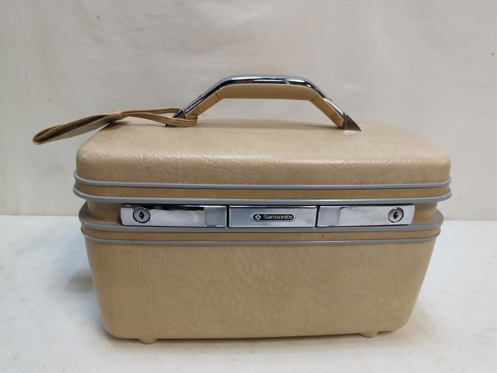 Vintage Samsonite Makeup case: Mirror is still inside great condition