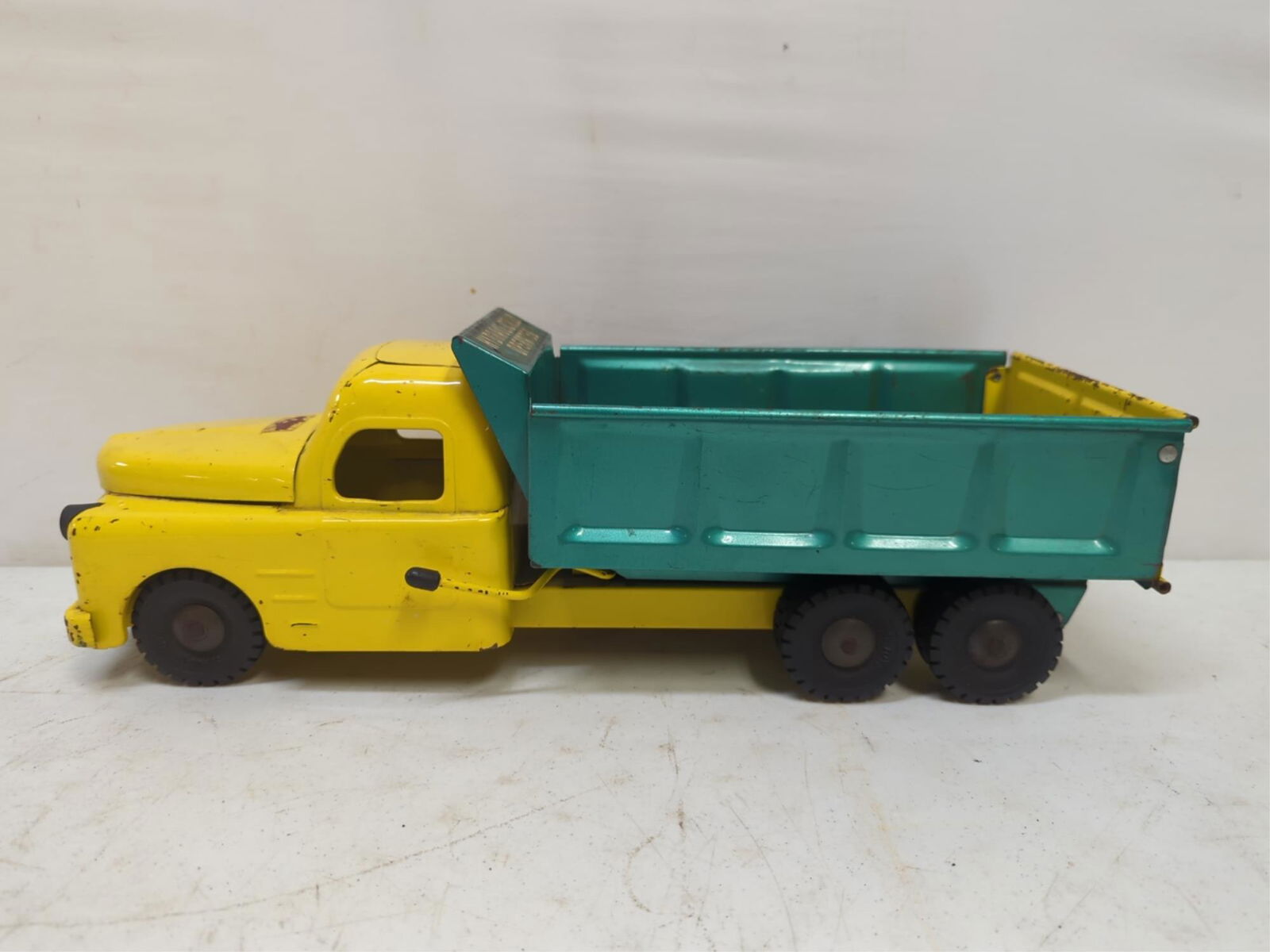 Vintage 1950's Structo Yellow Hydraulic Dump Truck (1 of 4)