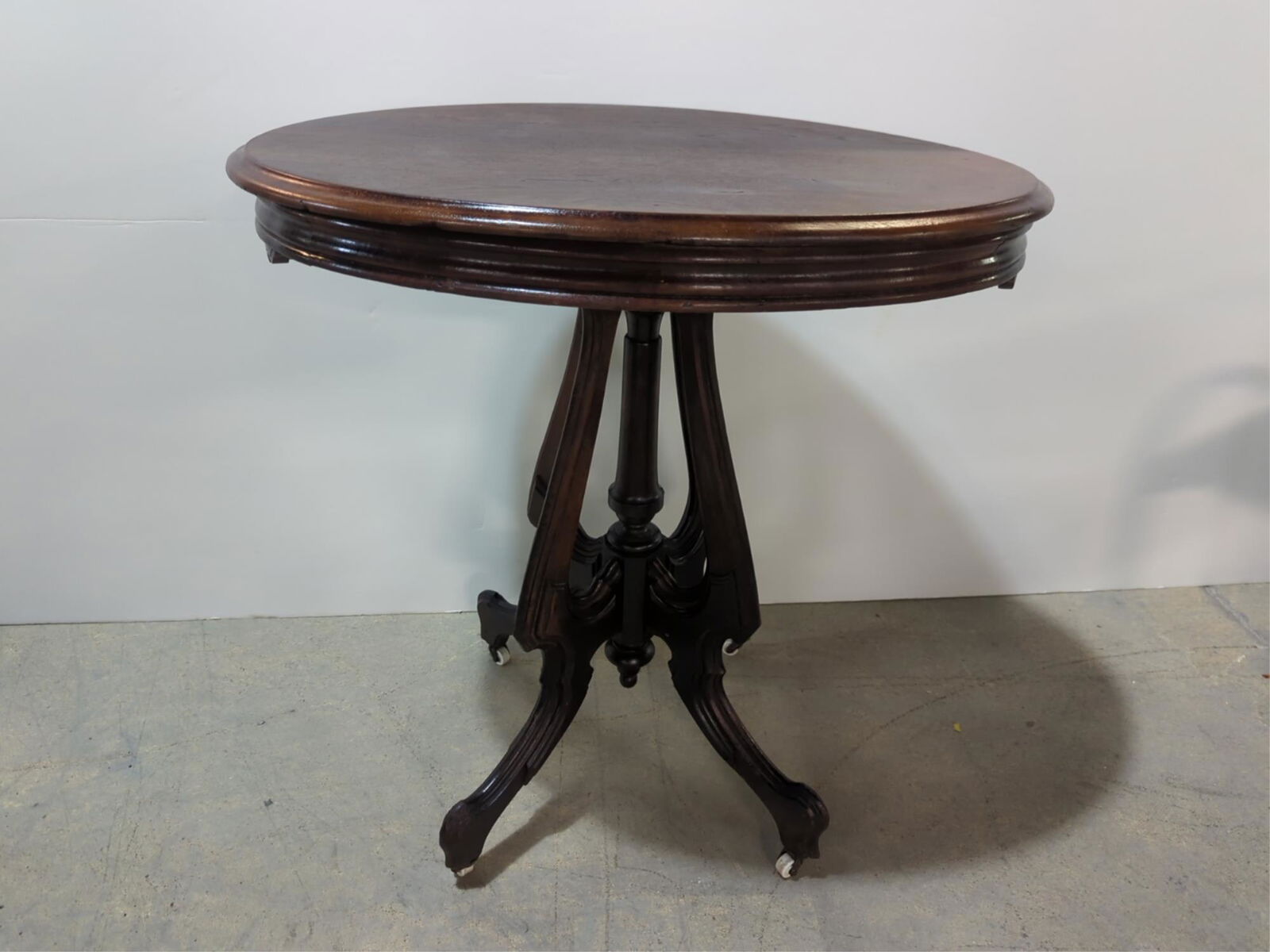Antique victorian oval table (1 of 3)