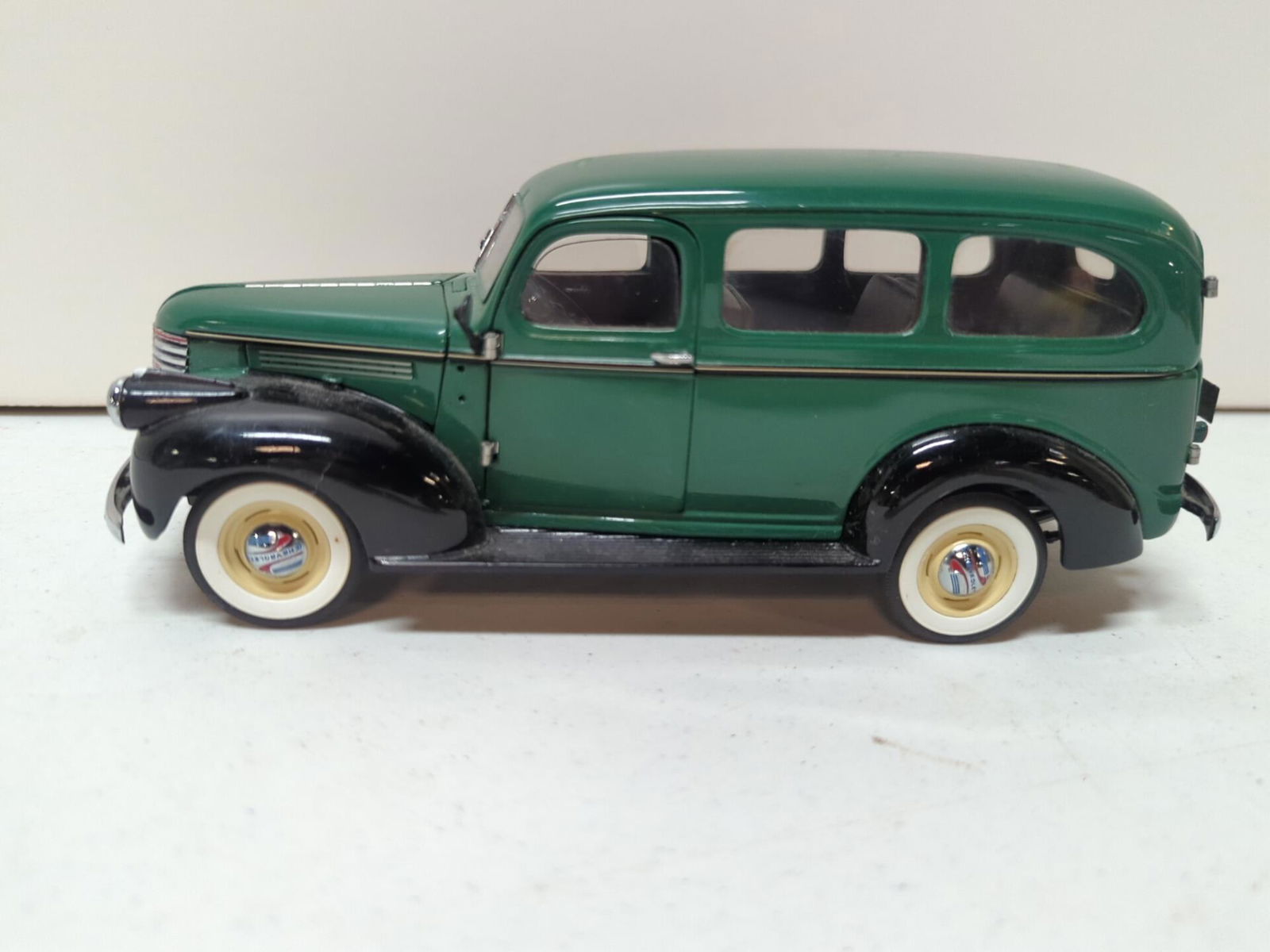 Die cast 1:24 scale  Chevy Surburban (1 of 3)