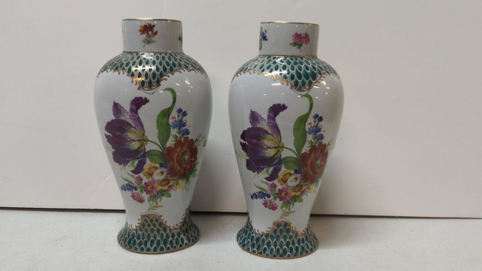 pair vintage Paris Royale 9 1/2" tall vases: Bouquets of flowers decoration good condition