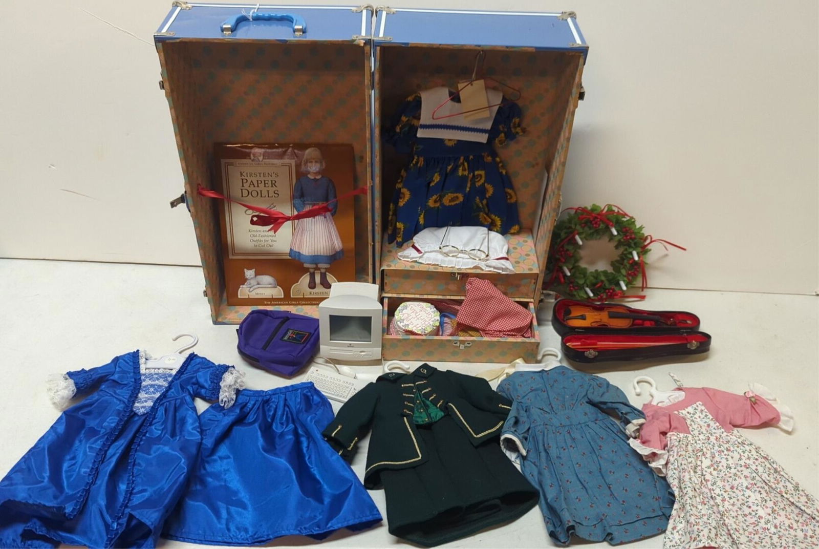 American Girl Trunk with doll clothes & accessoris (1 of 5)