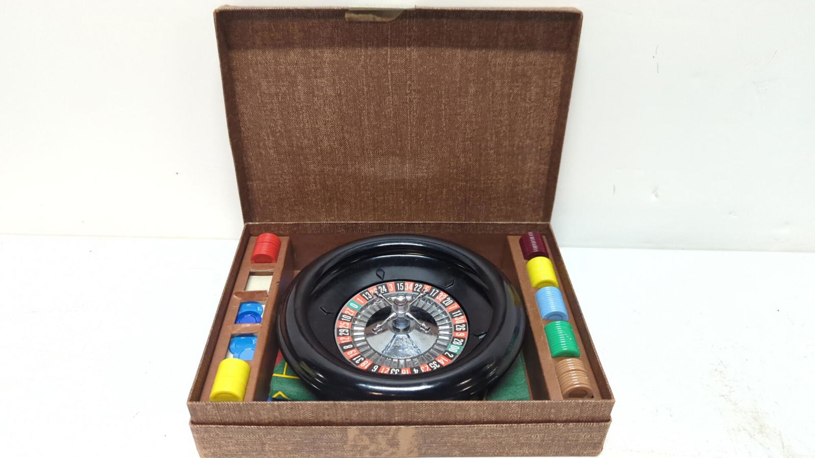 Small Traveling Roulette Wheel in case (1 of 1)