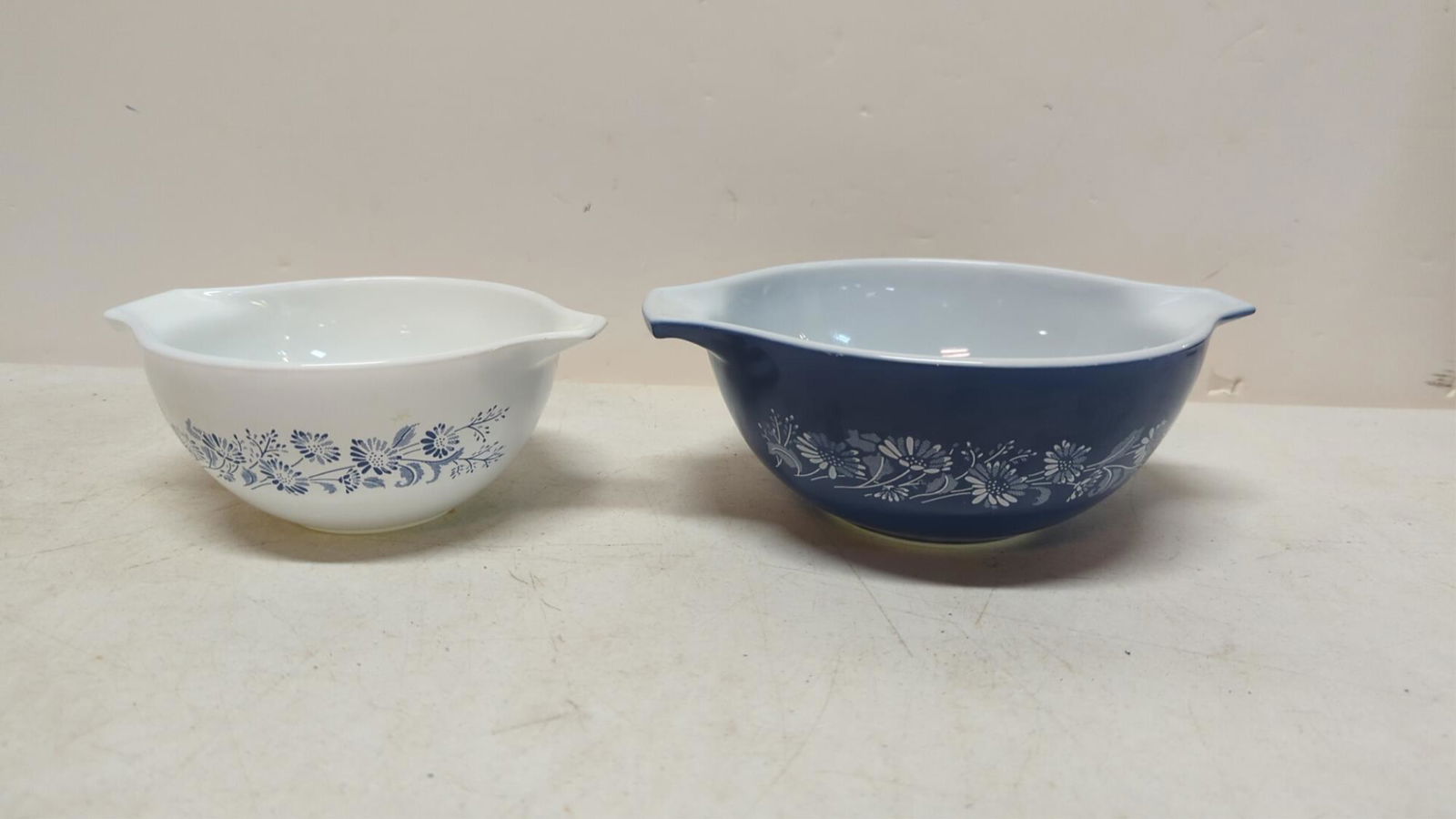 2 Pyrex Bowls: Blue & Whige 1.5 quart and 759 ML good condition NO chips