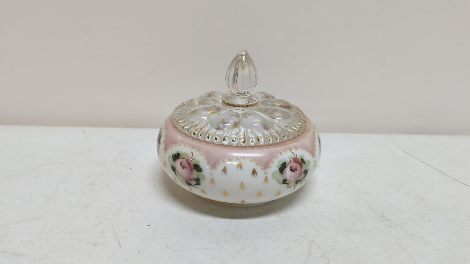 Fenton Dresser box: 4 1/2" dia x3 1/2" T