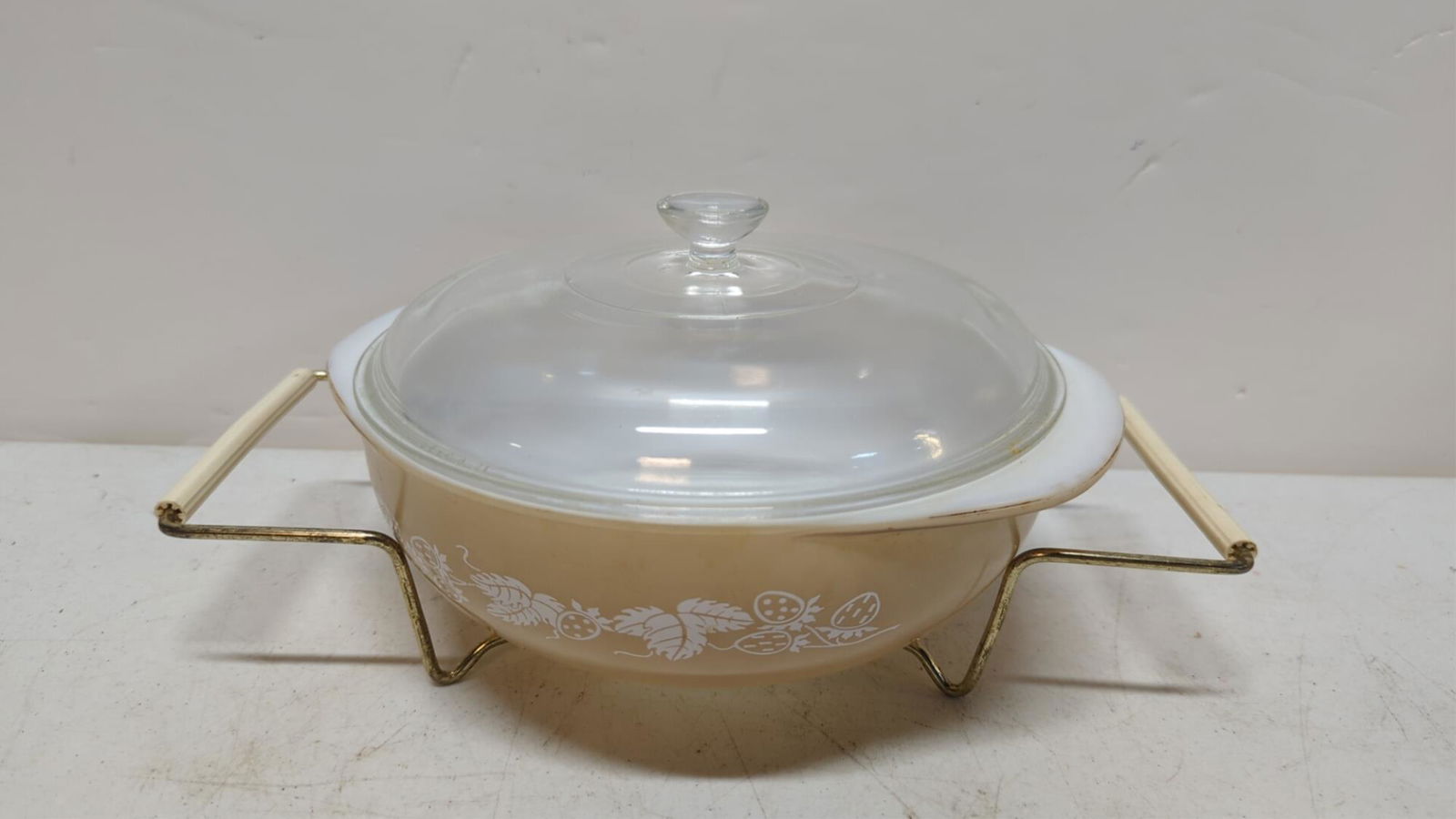 Rare Vintage Pyrex Berries Casserole w/ lid & cady (1 of 1)