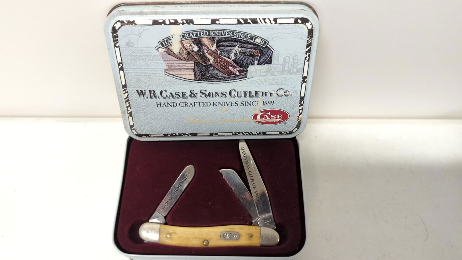 1996 Case 3 blade pocket knife in tin case (1 of 2)