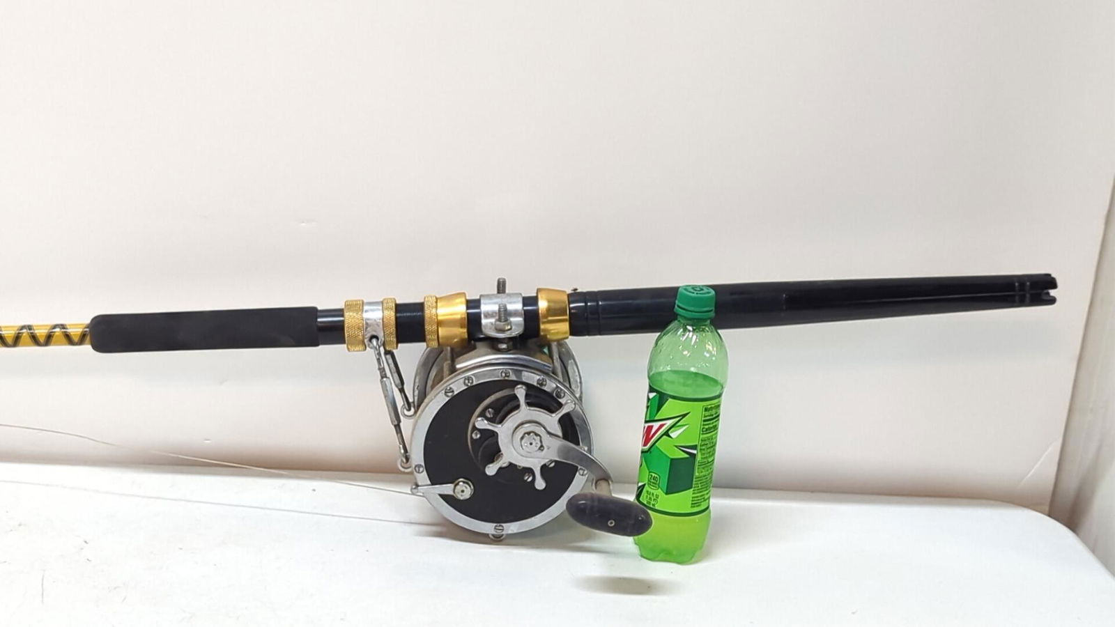 Large Penn "Senator" Reel & heavy duty rod (1 of 5)