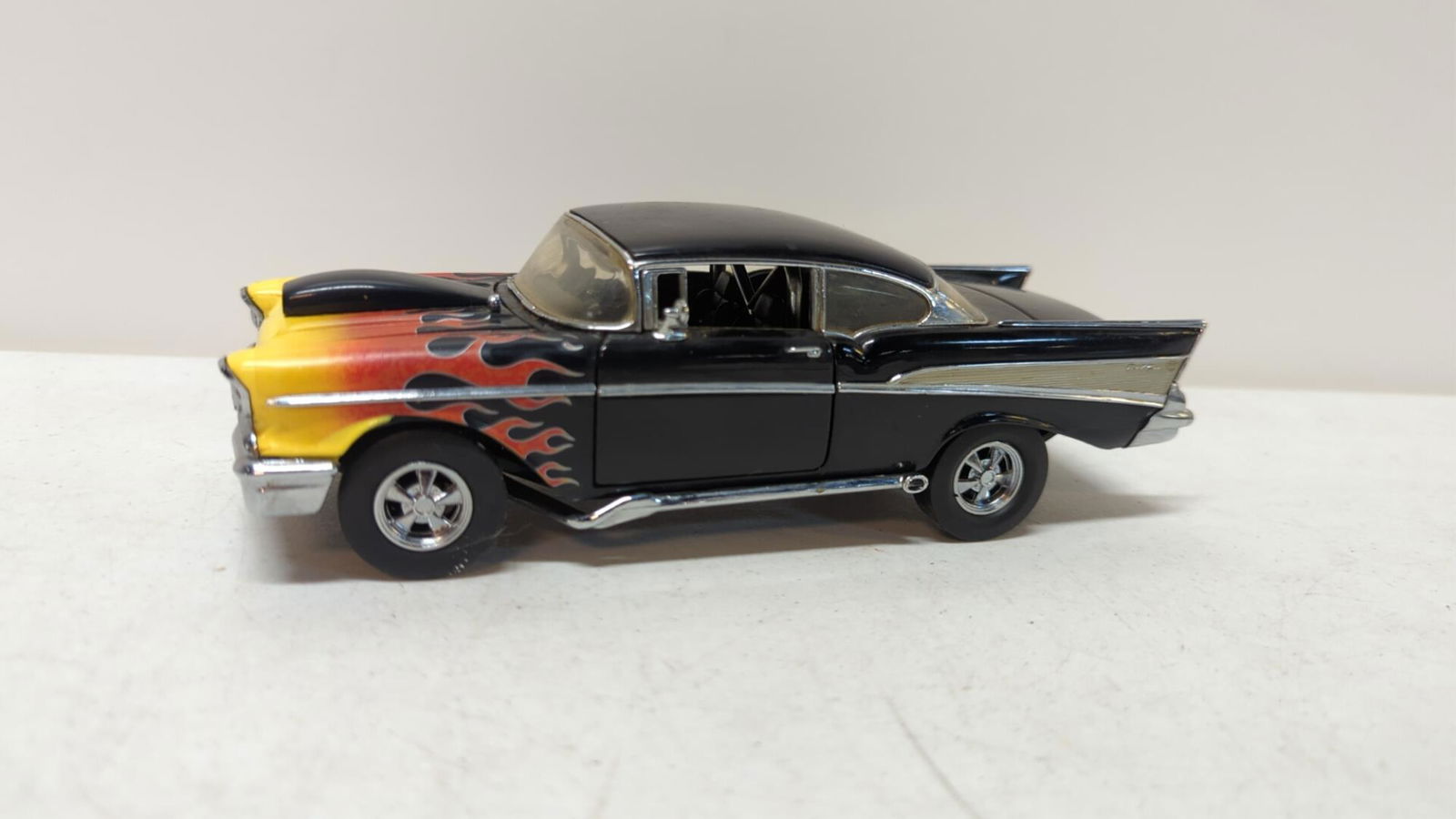 1957 Chevy Belaire with flames 1:24 scale car (1 of 4)