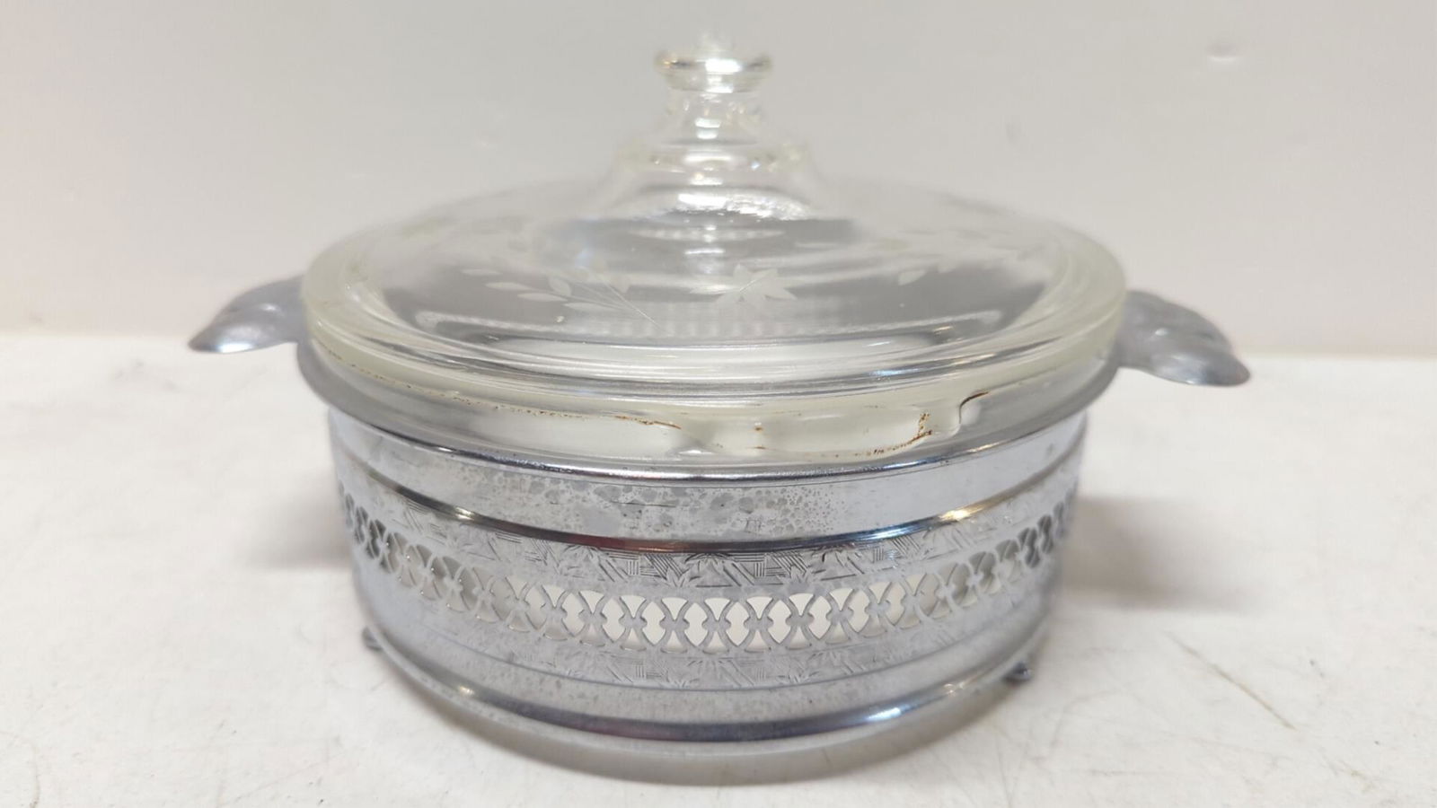 Clear Pyrex casserole with lid and Chrome holder: 9" x 4" Tall good condition