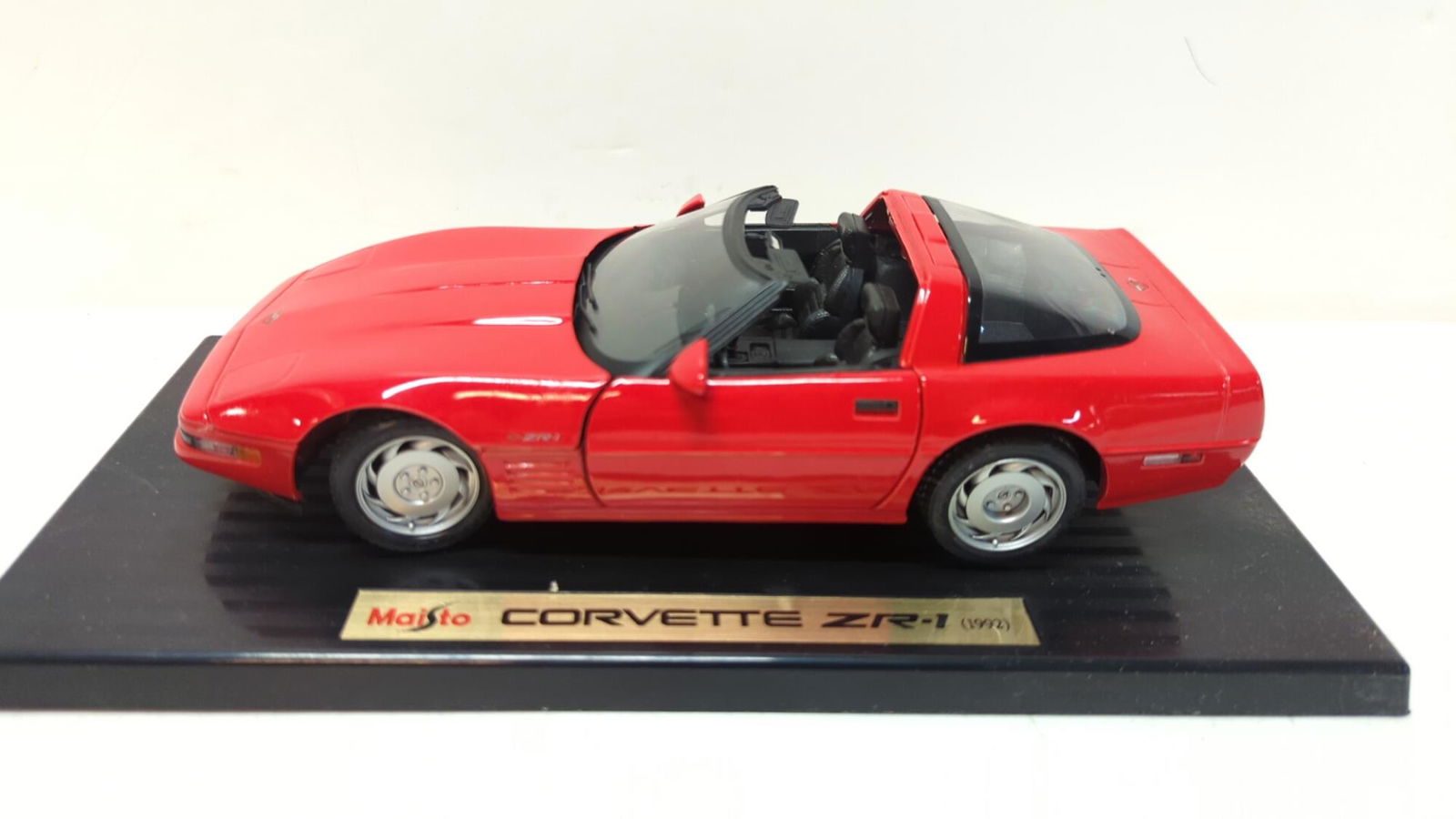 1992 Corvette ZR 1 die cast 1:18 scale Convertibe: Special edition Maisto doors, hood and trunk open and close