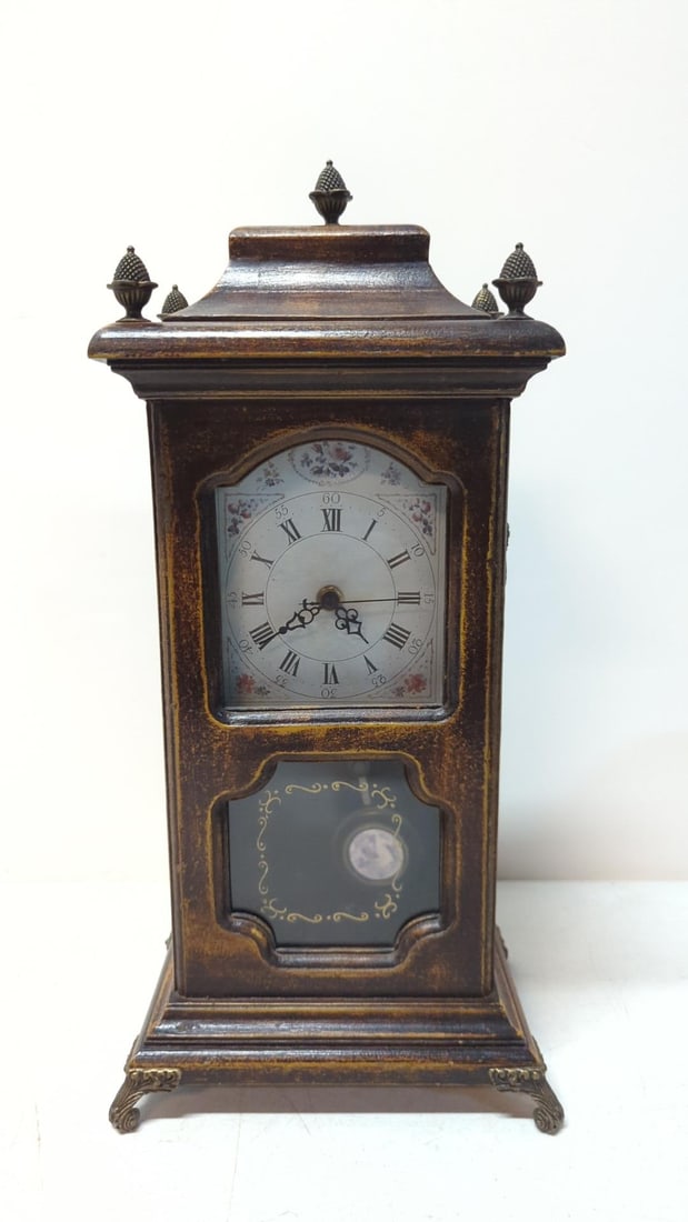 Battery operated decorator shelf clock (1 of 2)