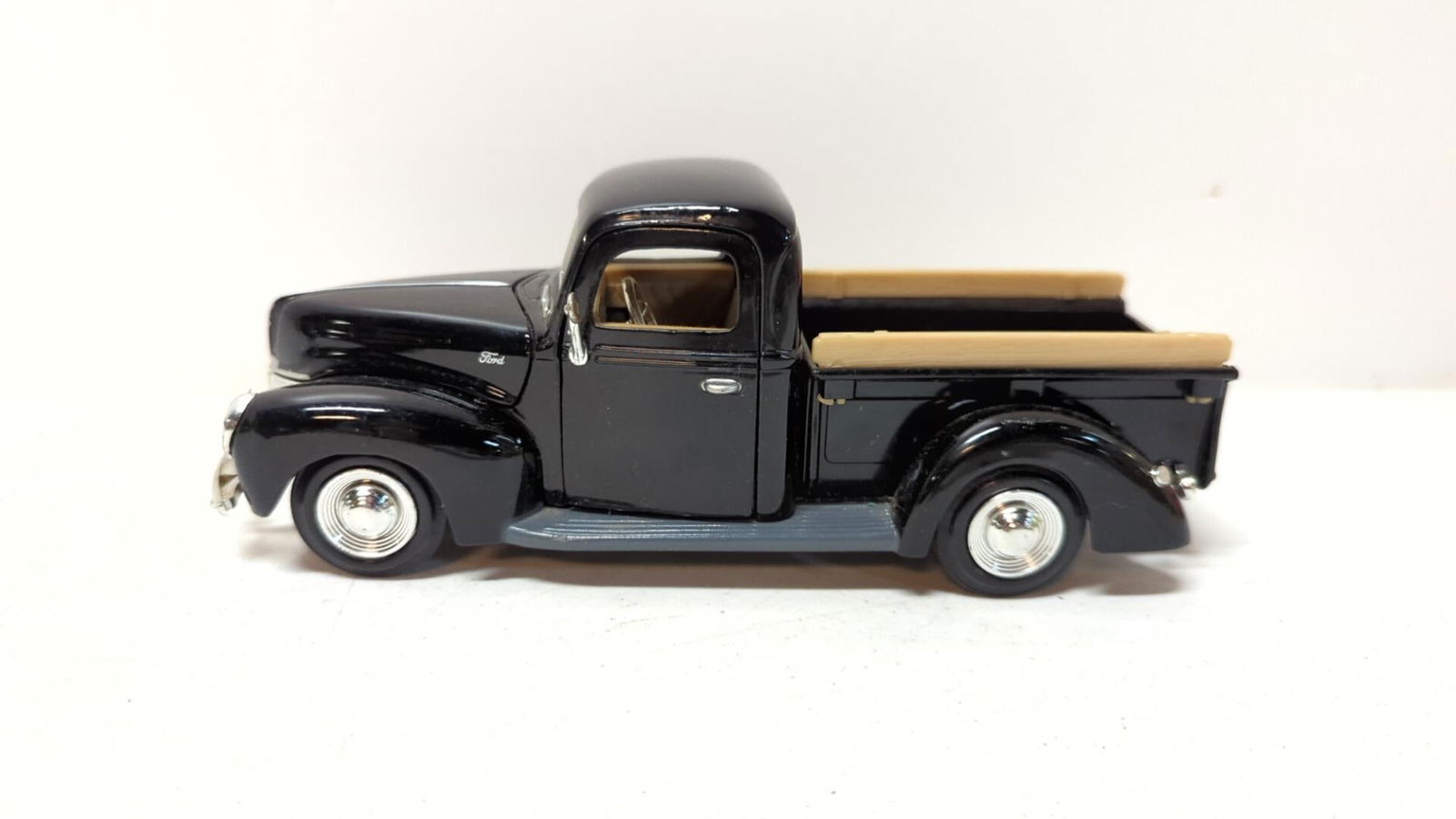 Die cast 1950 Black Chevrolet 3100 5 window pickup: 1:25 scale good condition