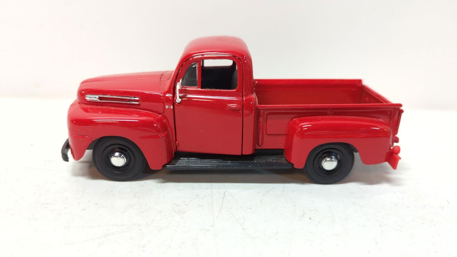 Die Cast 1948 Red Ford F 1 Pickup: 1:25 scal3 good condition