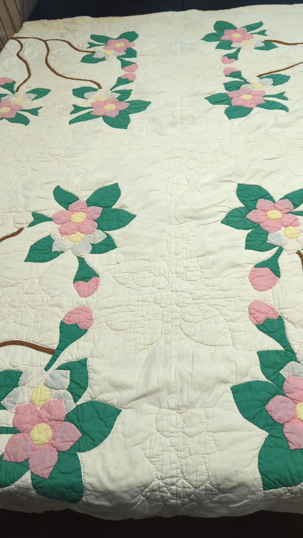 Pink Floral Applique quilt (1 of 3)