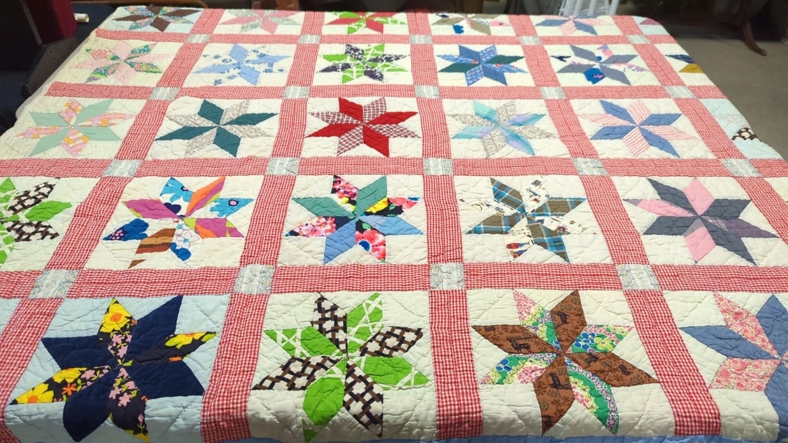 Handmade vintage Star patchwork quilt (1 of 3)
