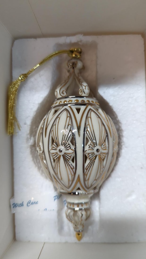 Lenox 2003 Christmas ornament: original box 6 3/4" Tall
