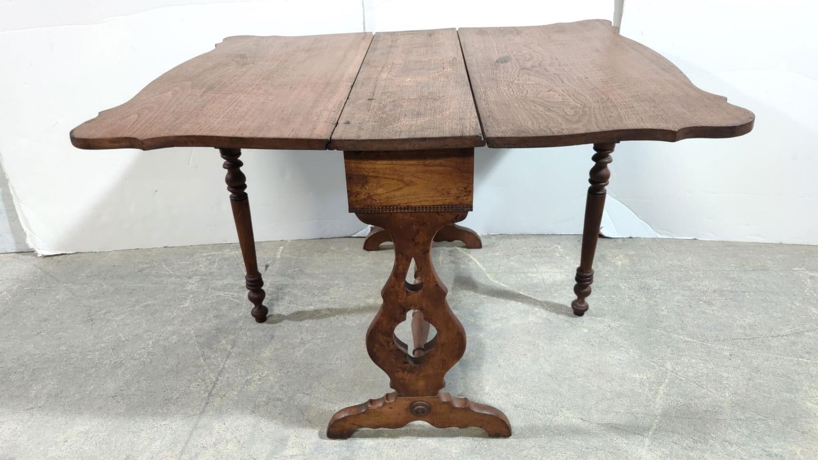 Oakk Drop leaf Gateleg Table: top needs some TLC Uneven top water stain used comdition 43 1/2" L x 28 1/2" T x 36" W