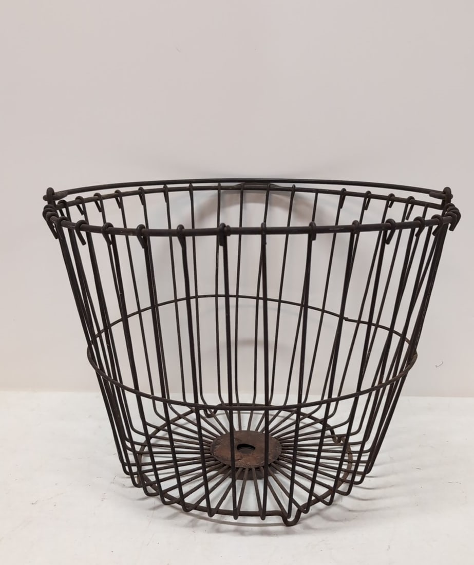 Vintage wire farm house apple/egg gathering basket (1 of 1)