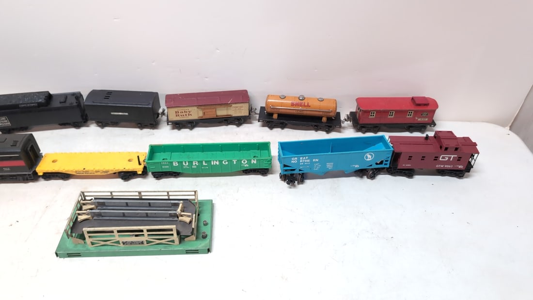 (2) Lionel Trains  -  14 pieces (1 of 2)