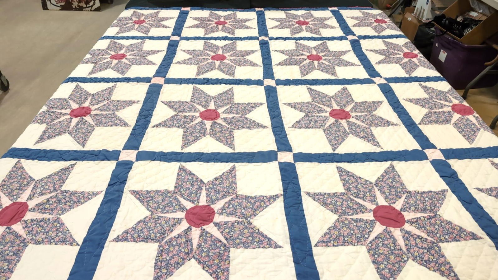 Vintage hand Quilted and pieced star quilt (1 of 3)