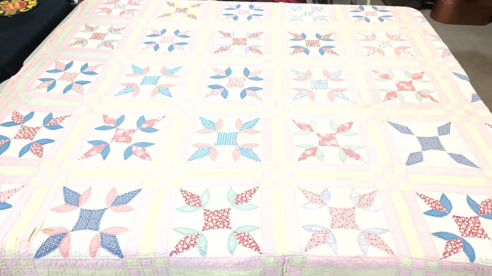 Vintage Tulip Quilt hand made (1 of 3)