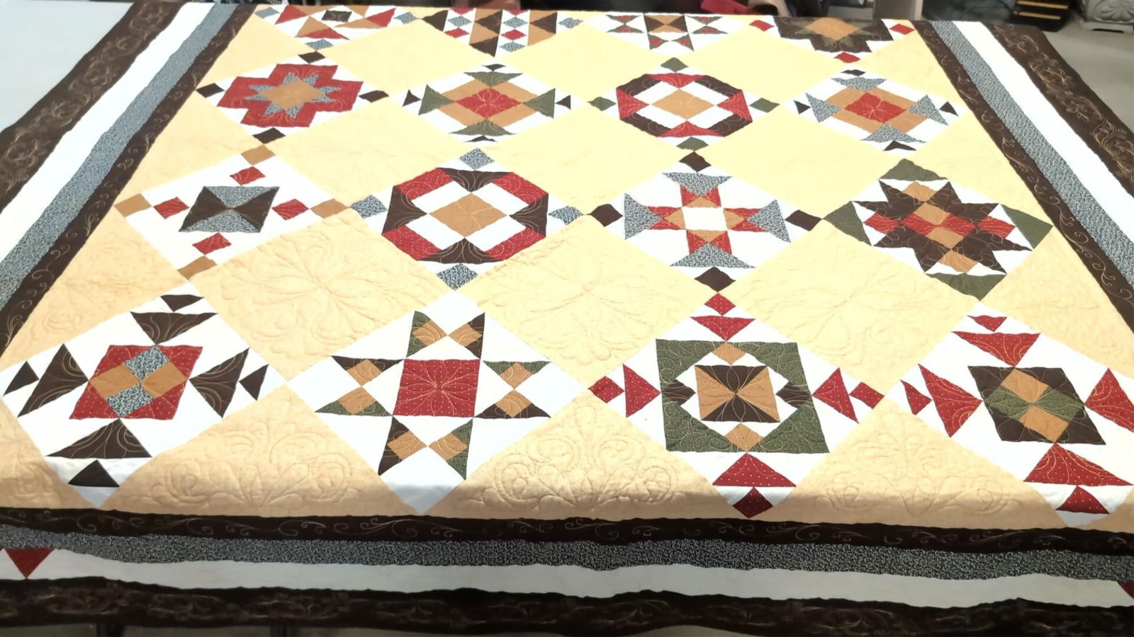 Vintage Machine made Quilt (1 of 5)