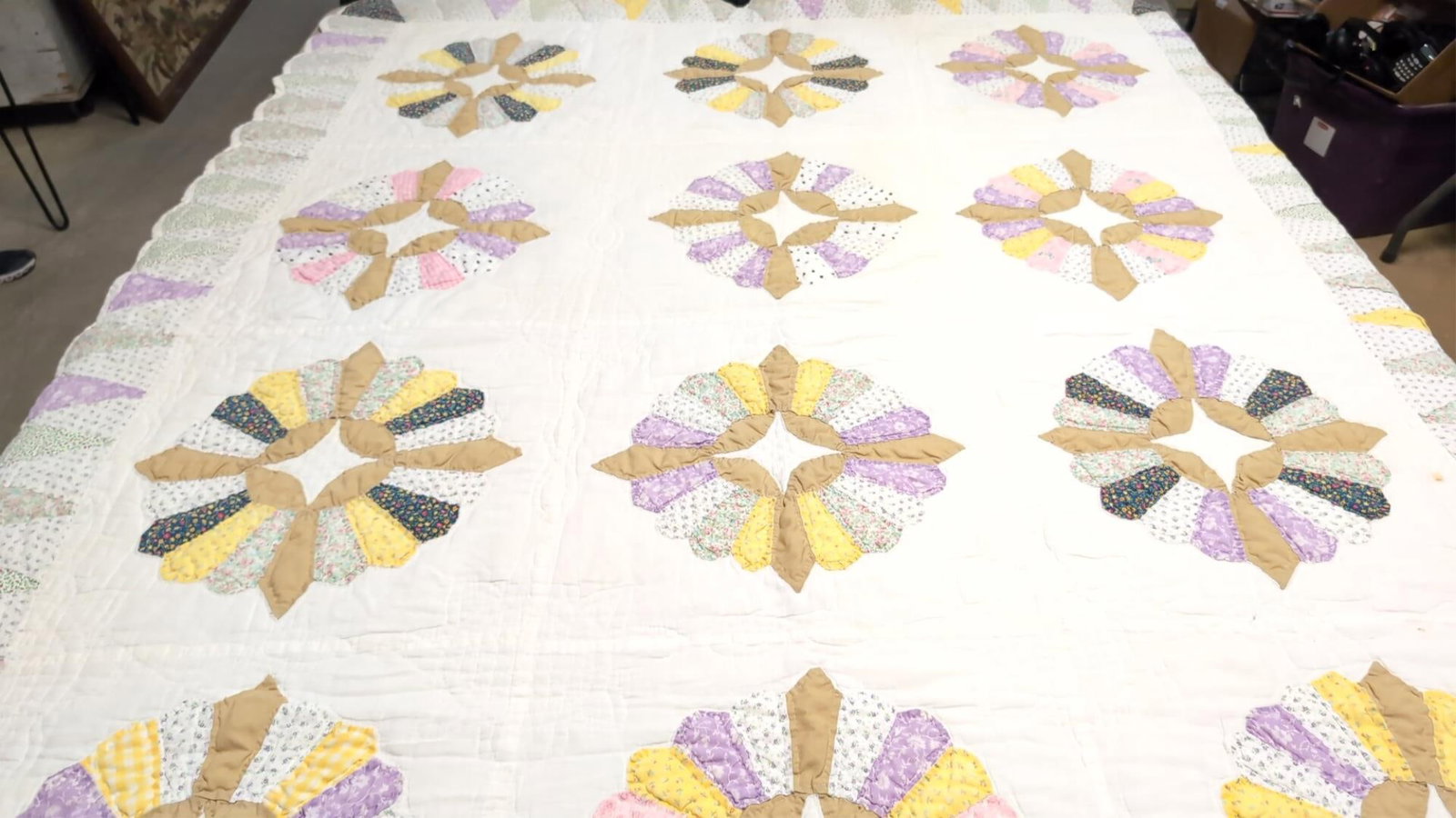 Vintage Dresden Plate quilt (1 of 3)