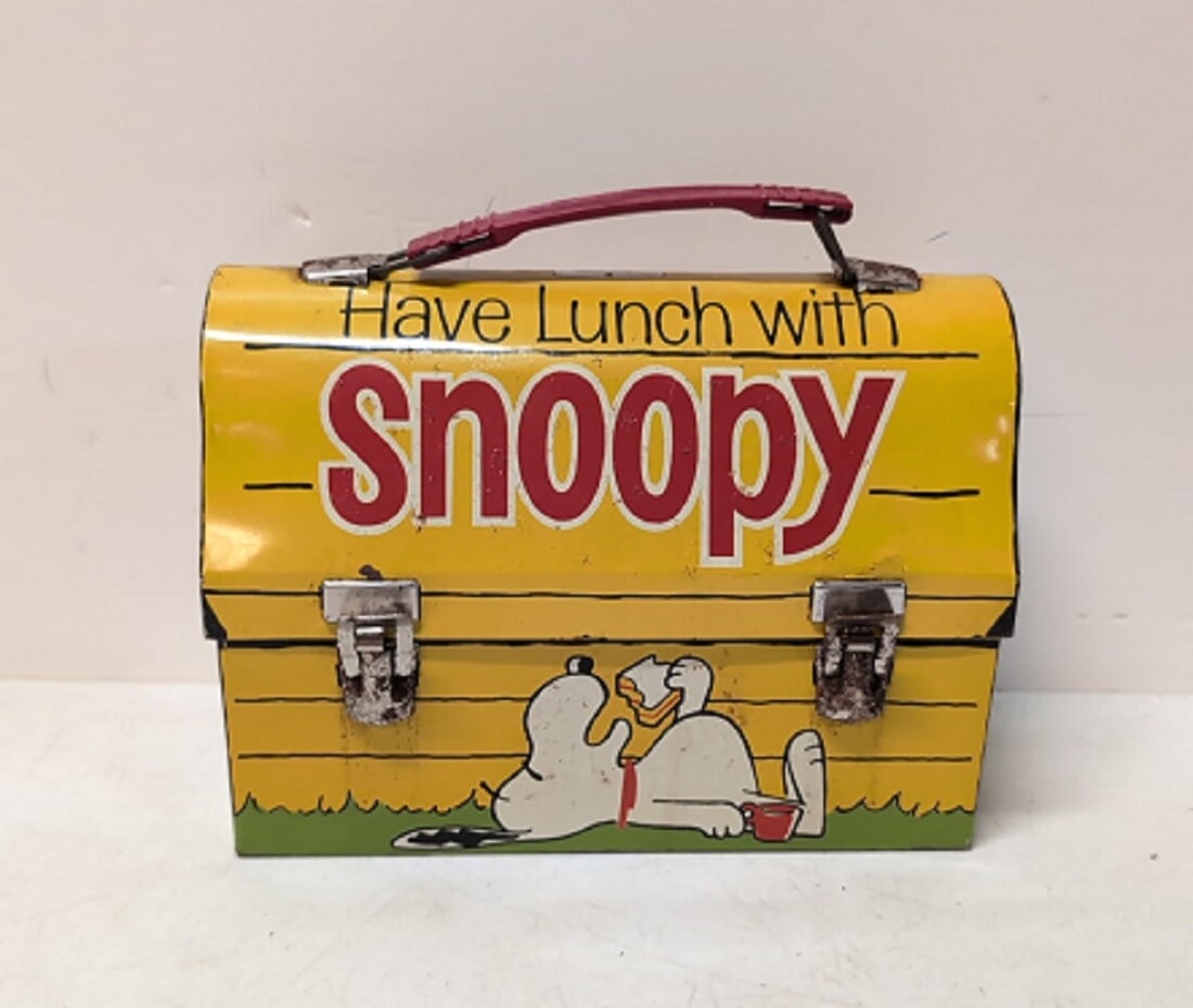 Vintage 1968 Snoopy Lunch box: American Thermos Co., 8 3/4" W x 6 1/2" T x 4 3/8" D