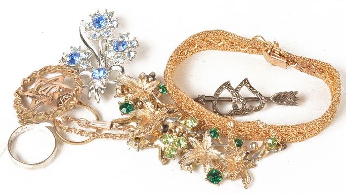 A 9 carat gold wedding band, finger size Q; a 9 c: A 9 carat gold wedding band, finger size Q; a 9 carat gold star of David pendant, 3.2cm diameter; a 9 carat gold diamond cluster ring, finger size N, 13.1g gross; a paste necklace, with leaf decoratio