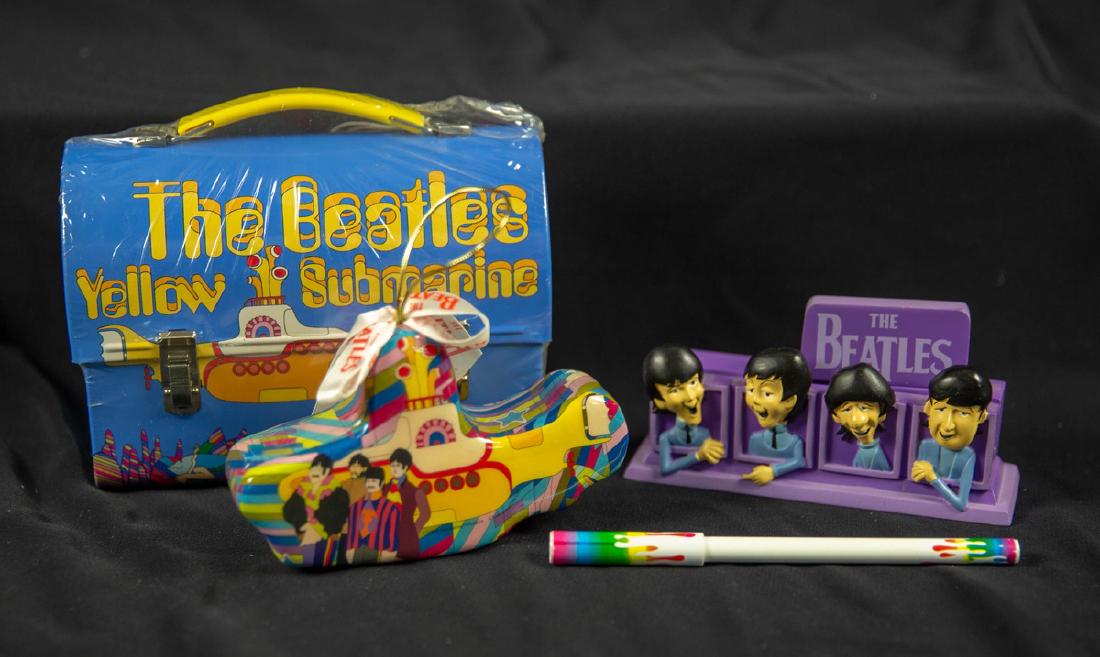 Yellow submarine lunch box (1 of 1)