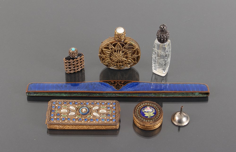 Assorted Ladies Dresser Accessories (1 of 9)