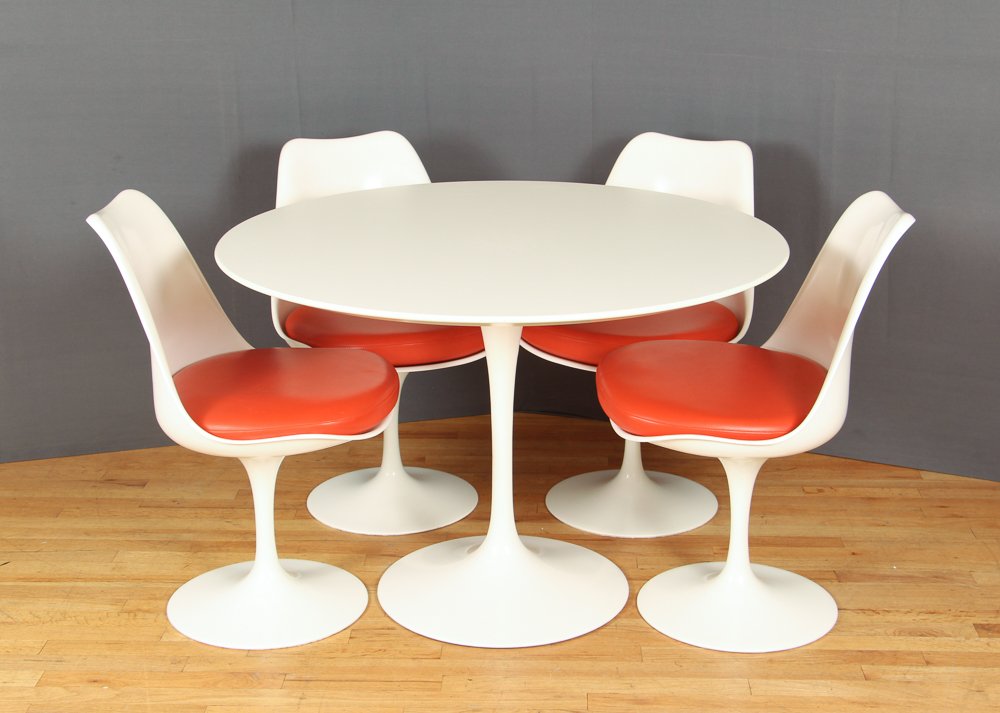 Eero Saarinen Knoll Tulip Table and Chairs