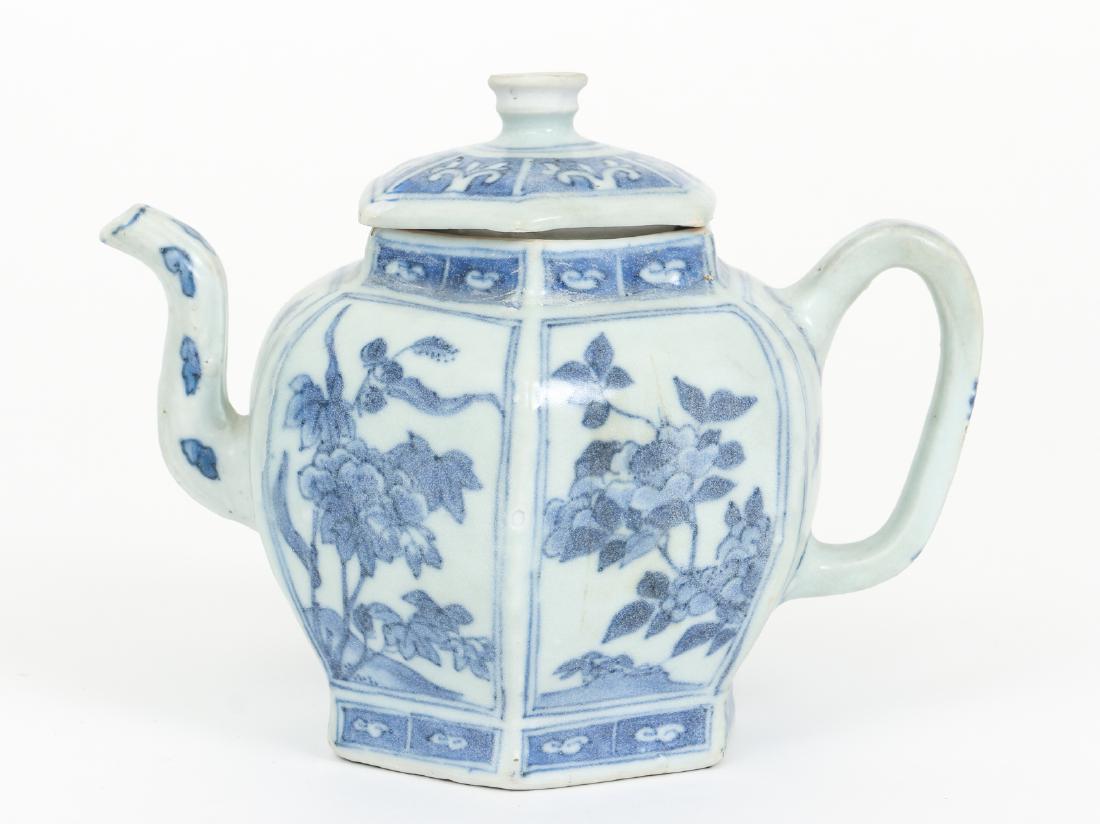 Chinese Blue and White Hatcher Cargo Teapot (1 of 7)
