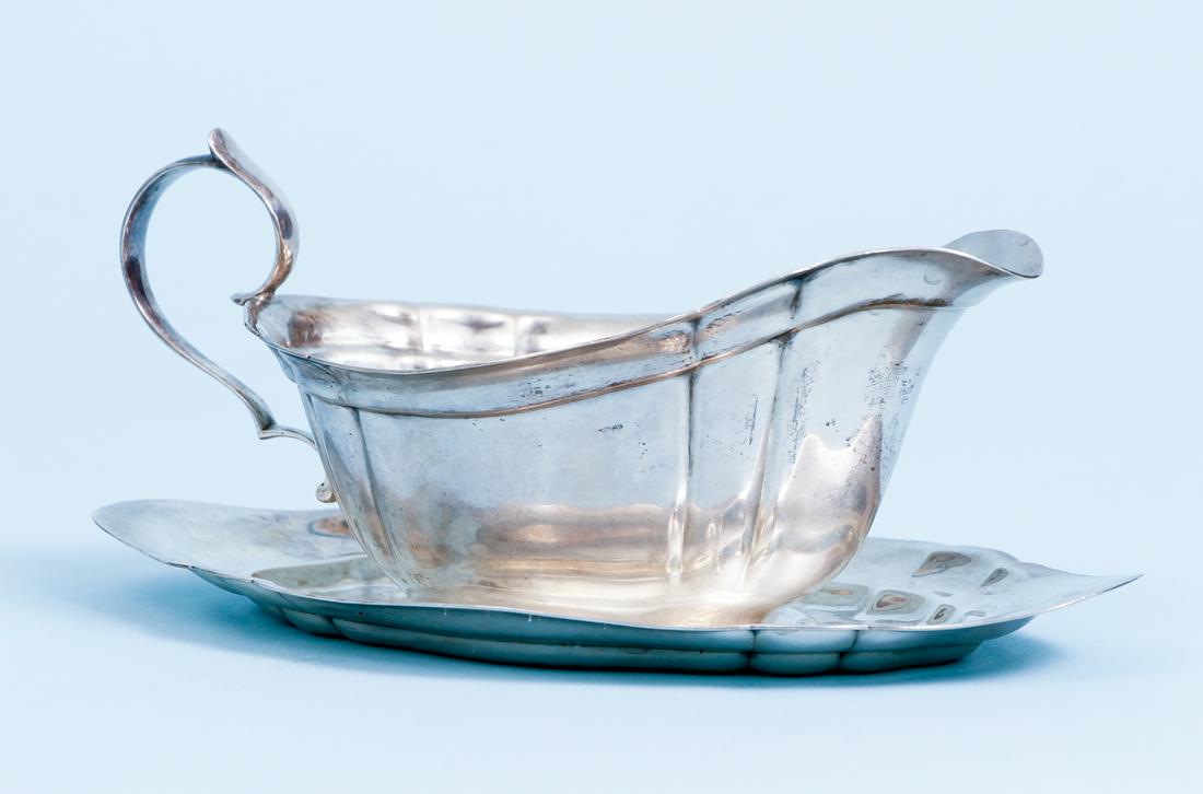 Irish Sterling Gravy Boat and Saucer (1 of 13)